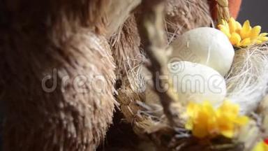 复活节兔子拿着鸡蛋和鲜花的篮子-把鸡蛋关在篮子里